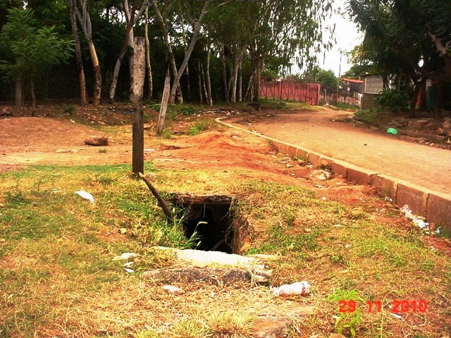 Un hueco pestilete y una calle inconclusa en el Casco de Oro